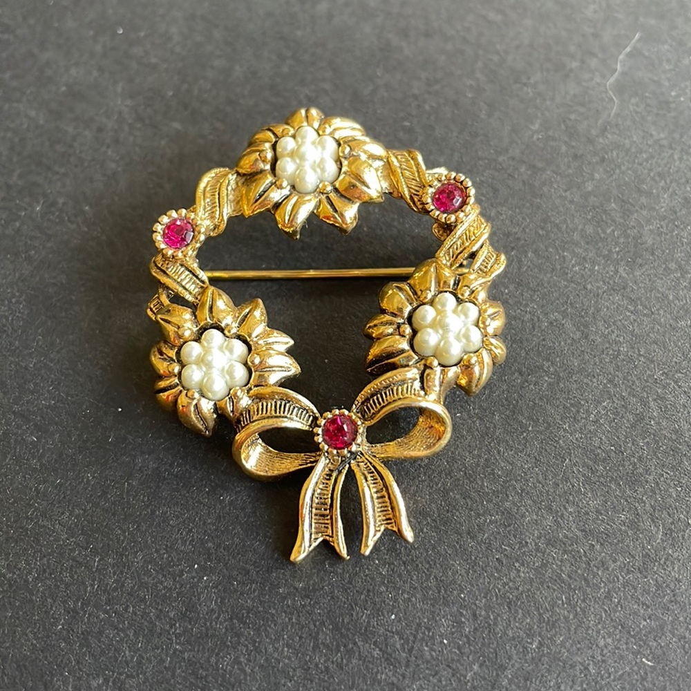 Vintage brooch Avon Gold Tone Faux Pearl and Red Rhinestone Holiday Wrea…